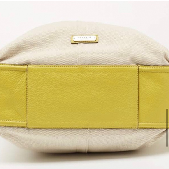 New- COACH AVERY HOBO - charmeuse leather / linen - Picture 5 of 8